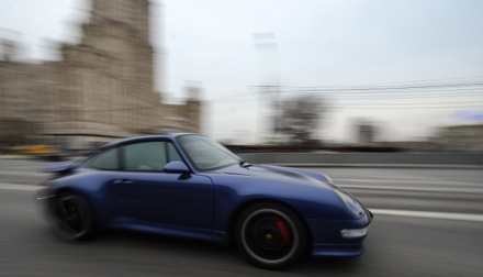 Неизвестный на Porsche открыл огонь из травматики в Москве