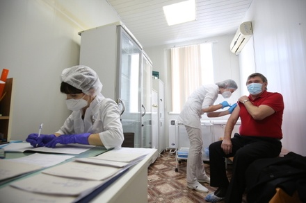 Более 500 волонтёров помогают москвичам в прививочных пунктах