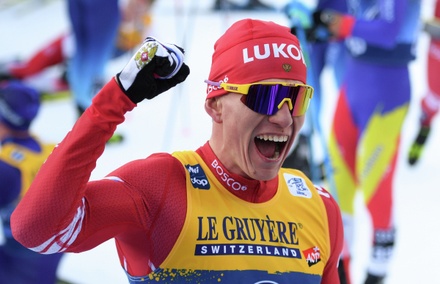Российский лыжник Александр Большунов взял золото на этапе Кубка мира