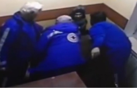 Опубликовано видео нападения врачей на фотографа «Коммерсанта» в отделе полиции