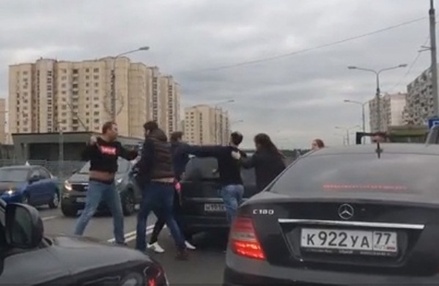 В Москве водители устроили драку с использованием арматуры 