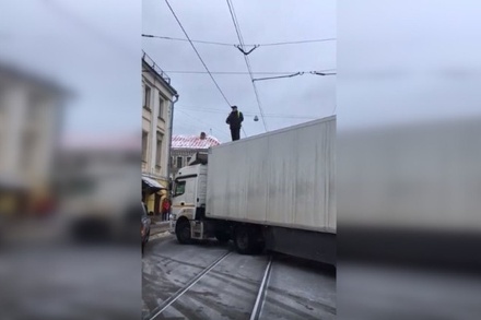В Москве водитель грузовика заблокировал дорогу, требуя улучшения условий работы