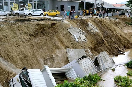 Президент Эквадора объявил о восьмидневном трауре по погибшим в землетрясении
