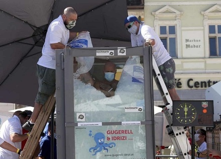 Житель Австрии установил мировой рекорд по контакту человека со льдом