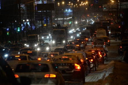 Московские пробки впервые за 12 часов стали 9-ти балльными