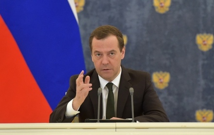 Медведев назвал расследования Навального компотом