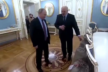 Лукашенко подарил Путину к Новому году несколько мешков картошки