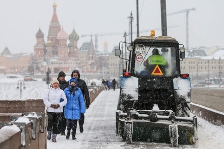 На уборку снега в Москве выехали 10 тысяч машин спецтехники