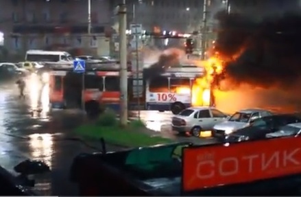 В Петрозаводске после удара молнии сгорел троллейбус