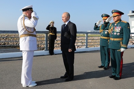 Путин поприветствовал экипажи кораблей на военно-морском параде в Санкт-Петербурге