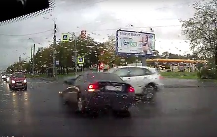 Вылетевший из автомобиля после ДТП двигатель сбил девушку в Петербурге