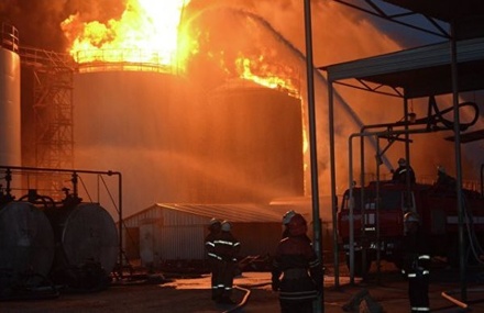 Огонь от горящей в Коми нефтяной скважины поднимается на 20 метров