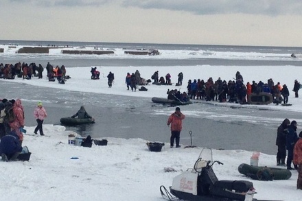 На Сахалине льдина с 300 рыбаками откололась от берега