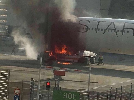 В немецком аэропорту загорелся тягач