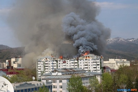 Крупный пожар в доме в центре Южно-Сахалинска локализован