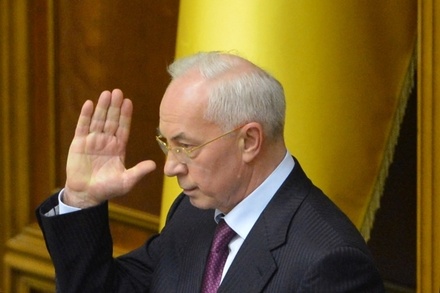 Бывший премьер Украины Азаров предложил Яценюку поменяться местами