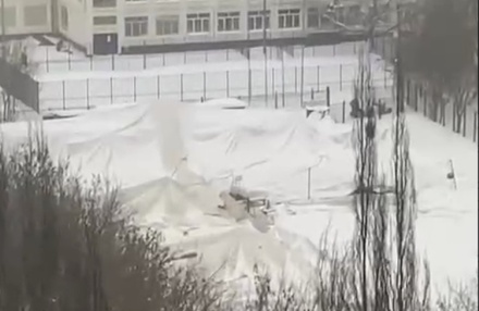СМИ: теннисный корт рухнул под тяжестью снега на юге Москвы