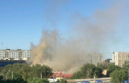 Открытое горение на крыше торгового центра в Астрахани ликвидировано