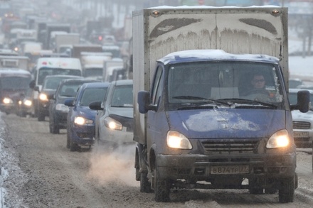 Снегопад серьёзно осложнил движение на московских дорогах