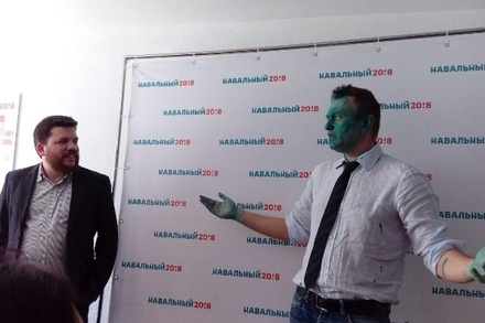 Алексея Навального облили зелёнкой в Барнауле