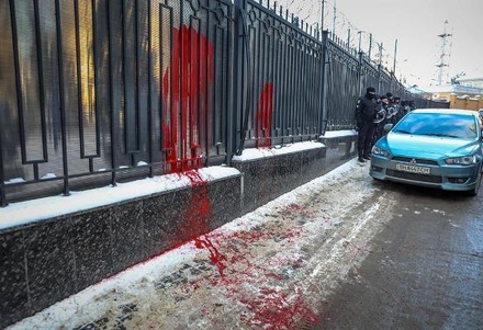 В Одессе облили красной краской забор российского генконсульства
