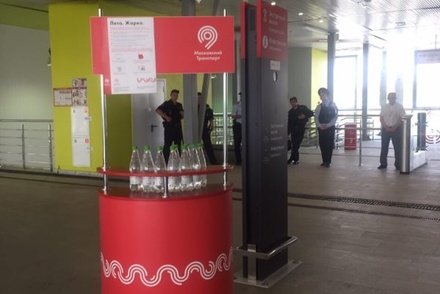 На пяти станциях Московского центрального кольца начали раздавать воду