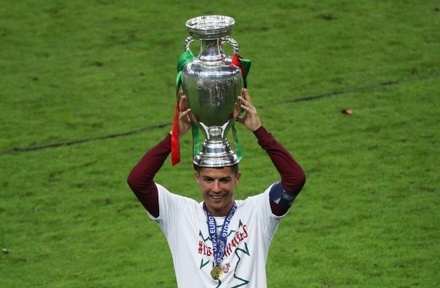 Роналду признан лучшим футболистом Европы по итогам сезона 2015-2016 годов