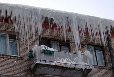 При падении снега с балконов домов в Уфе пострадали два ребёнка