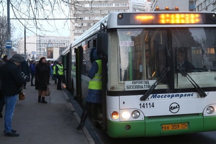 Введённые после поломки в метро бесплатные автобусы будут ходить до конца дня