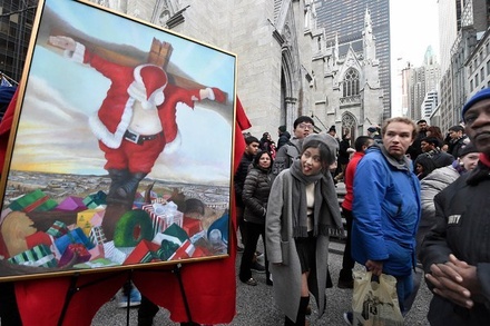 Напротив собора в центре Нью-Йорка установили картину с распятым Санта-Клаусом