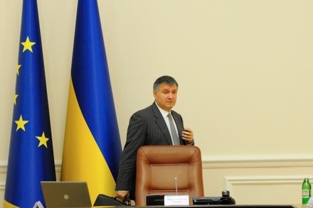 Глава МВД Украины призвал не бросать депутатов в мусорные баки