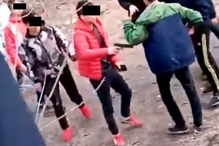 СКР проверяет видео, на котором школьника поставили на колени под дулом пистолета