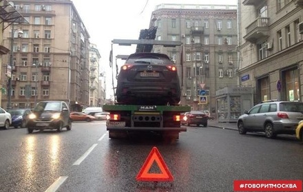Очередной водитель в Москве добивается отмены эвакуации авто