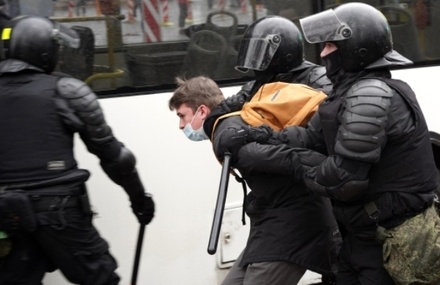 В профсоюзе полиции объяснили разницу в действиях силовиков на протестах в Москве и Петербурге