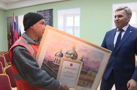 Спасшему из горящей квартиры в Санкт-Петербурге людей дворнику вручили картину