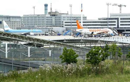 В аэропорту Парижа 17 человек попали на борт без досмотра 