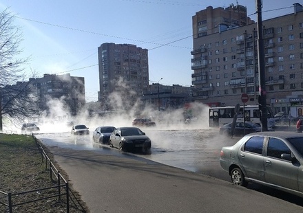 Горячая вода затопила дорогу в Санкт-Петербурге