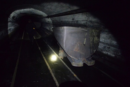 Спасатели ищут 47 горняков после взрыва на шахте в Донецке