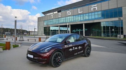 Рядом с заводом Tesla под Берлином нашли авиабомбу времён войны