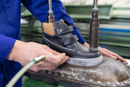Объём производства школьной обуви на московской фабрике вырос более чем на 20%