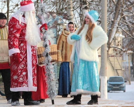 Владимирцам показали представление с участием Деда Мороза и беременной Снегурочки