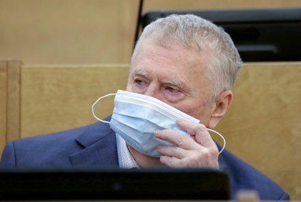 Жириновский призвал дать больше прав привившимся от коронавируса россиянам