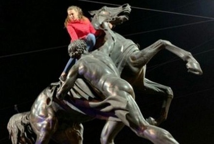 Две девушки в Петербурге «оседлали» скульптуру коня Клодта на Аничковом мосту