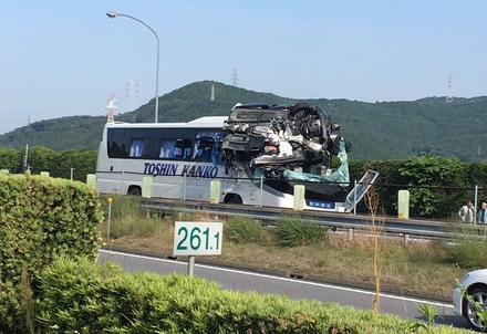 В Японии перевернулся туристический автобус
