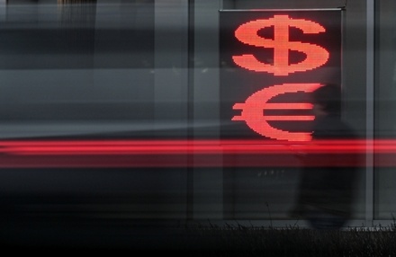 Курсы доллара и евро на Мосбирже снижаются более чем на 5%