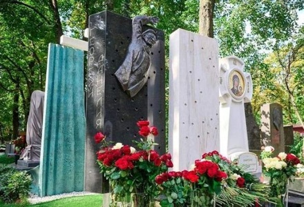 На Новодевичьем кладбище Москвы установили памятник Георгию Данелии