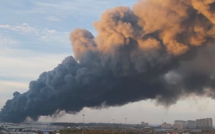 Крупный пожар на складе в Санкт-Петербурге локализован