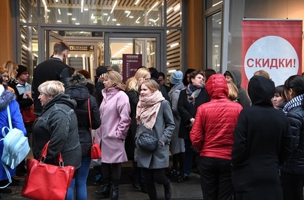 Около тысячи человек эвакуированы из двух торговых центров в Москве