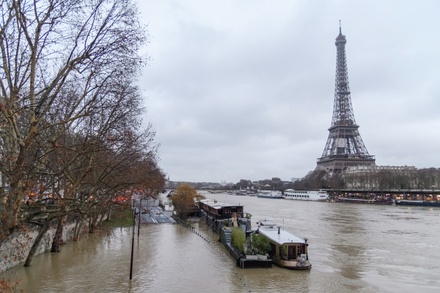 В Париже уровень воды в Сене достиг пика паводка
