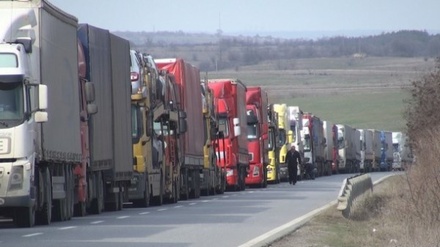 Машины с украинскими товарами выстроились на границе России с Белоруссией